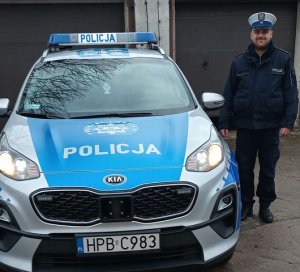 policjant stojący przy radiowozie