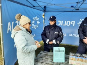 policjanci rozmawiają z seniorką