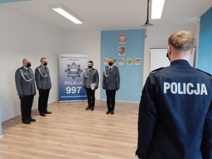 Ślubowanie nowo przyjętego policjanta