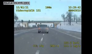 zdjęcie samochodu zarerejestrowanego podczas przekroczenia prędkości którego pomiar zrobił radiowóz policyjny