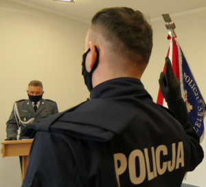 Policjant podczas uroczystości ślubowania