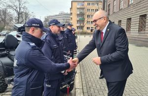 Marszałek Województwa Dolnośląskiego Cezary Przybylski wręcza kluczyki policjantom