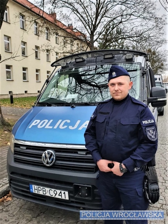 policjant przy radiowozie