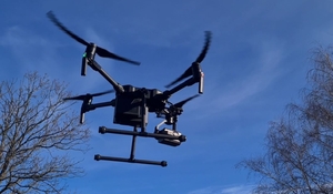 dron podczas patrolowania terenów koło przejazdu kolejowego