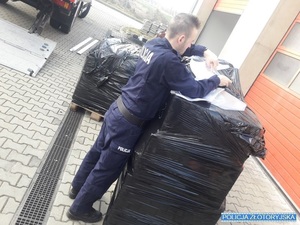 policjant pomaga pakować sprzęt