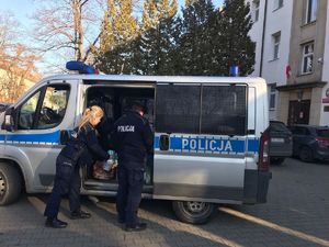 policjanci pakują do busa zakupione dary