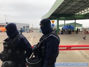 policjanci dbają o bezpieczeństwo o sób przechodzących przez granicę