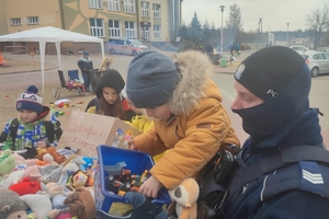 policjant z dziećmi wybierają zabawki