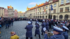 zgromadzeni ludzie na rynku wrocławskim wokół orkiestry policyjnej