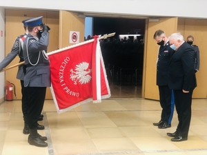 Komendant Wojewódzki Policji we Wrocławiu i II Wicewojewoda Dolnośląski oddają cześć w stronę sztandaru