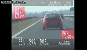 Ujęcie z wideorejestratora podczas przekroczenia dopuszczalnej prędkości przez pojazd osobowy.
