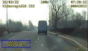 Obraz z policyjnego wideorejestratora, na którym widzimy biały bus i prędkość, z jaką się przemieszcza