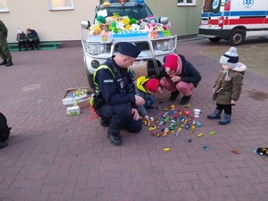 POLICJANCI POMAGAJĄ UKRAIŃSKIM DZIECIOM ORGANIZUJĄC IM AKCJE CHARYTATYWNĄ