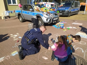 POLICJANCI POMAGAJĄ UKRAIŃSKIM DZIECIOM ORGANIZUJĄC IM AKCJE CHARYTATYWNĄ