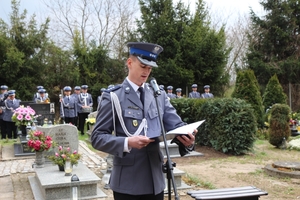 policjant przy mikrofonie, z tyłu widać policjantów uczestniczących w wydarzeniu