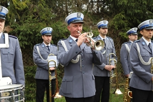 orkiestra policyjna, policjant gra na trąbce