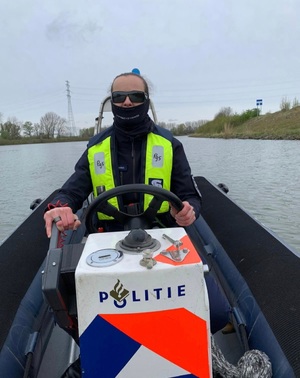 policjantka prowadzi łódź