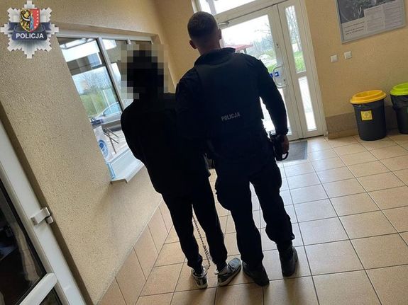 policjant z zatrzymaną osobą