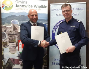 gest podania ręki między stronami