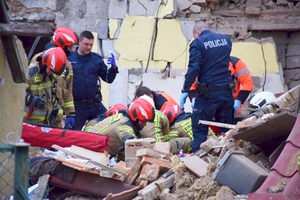 policjanci i strażacy pomagają przy gruzach