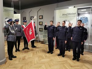 nowo przyjęci policjanci ślubują