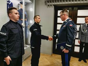 Komendant Wojewódzki Policji nadinspektor Dariusz Wesołowski gratuluje policjanom