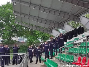 ćwiczenia policjantów na stadionie