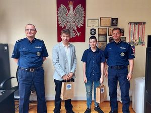 Na zdjęciu znajdują się chłopcy w towarzystwie kadry kierowniczej Komendy Powiatowej Policji w Jaworze