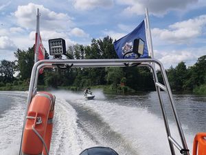 umundurowany funkcjonariusz policji pływający na skuterze wodnym