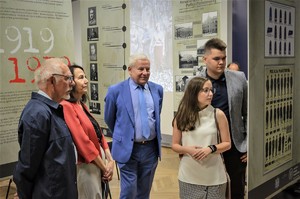 Zdjęcia przedstawiają policjantów oraz uczestników spotkania w gmachu Komendy Wojewódzkiej Policji we Wrocławiu