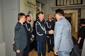 Zdjęcia przedstawiają policjantów oraz uczestników spotkania w gmachu Komendy Wojewódzkiej Policji we Wrocławiu