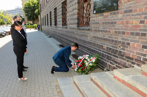 Zdjęcia przedstawiają policjantów oraz uczestników spotkania w gmachu Komendy Wojewódzkiej Policji we Wrocławiu