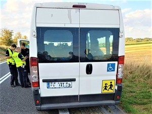 Policjanci stoją obok busa