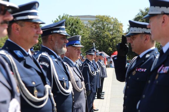 policjanci podczas uroczystoci mianowania na wyższe stopnie