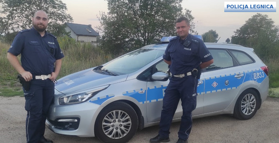 Zdjęcia przedstawiają funkcjonariuszy policji przy radiowozie oraz pojazdy stojące na jezdni w momencie zdarzenia