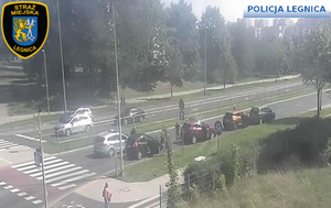 Zdjęcia przedstawiają funkcjonariuszy policji przy radiowozie oraz pojazdy stojące na jezdni w momencie zdarzenia