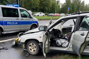 Zdjęcia przedstawiają uszkodzone pojazdy i miejsce kolizji