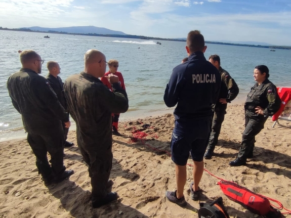 Ćwiczenia nad zalewem z udziałem służb oraz wojsk WOT