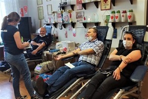 Kobieta i dwóch mężczyzn podczas oddawania krwi
