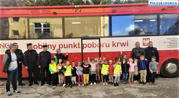 autobus do poboru krwi z dziećmi i policjantami