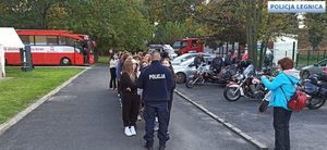 autobus do poboru krwi z dziećmi i policjantami