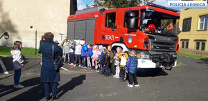 autobus do poboru krwi z dziećmi i policjantami