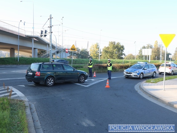 Policjanci podczas ewakuacji mieszkańców