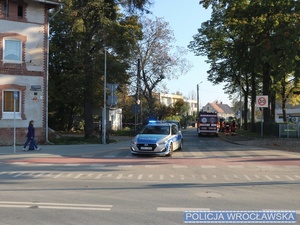 Policjanci podczas ewakuacji mieszkańców