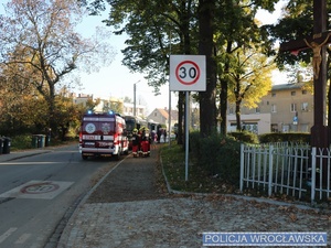 Policjanci podczas ewakuacji mieszkańców