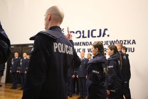 Zdjęcia przedstawiają umundurowanych policjantów podczas uroczystości ślubowania