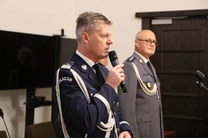 Zdjęcia przedstawiają umundurowanych policjantów podczas uroczystości ślubowania