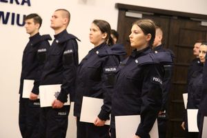 Zdjęcia przedstawiają umundurowanych policjantów podczas uroczystości ślubowania