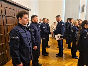 Zdjęcia przedstawiają umundurowanych policjantów podczas uroczystości ślubowania