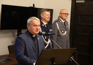 Zdjęcia przedstawiają umundurowanych policjantów podczas uroczystości ślubowania